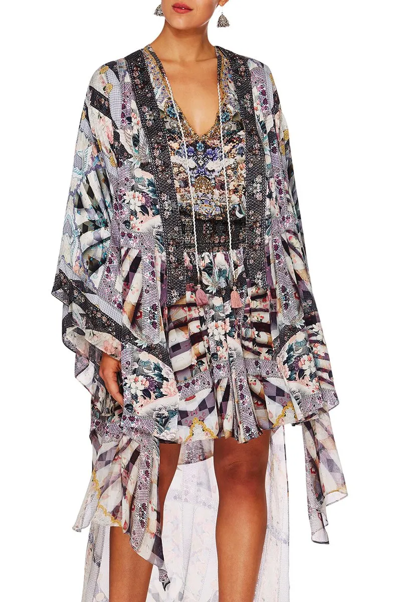KIMONO WITH LONG UNDERLAYER IN HER SHOES